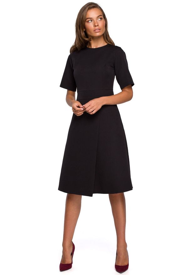 Stylove - Sukienka elegancka trapezowa z asymetrycznym dołem czarny wizytowa. Okazja: na komunię, na spotkanie biznesowe, do pracy. Kolor: czarny. Typ sukienki: asymetryczne, trapezowe. Styl: elegancki, wizytowy