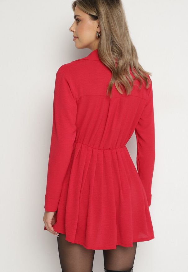 Born2be - Czerwona Asymetryczna Sukienka o Koszulowym Kroju z Gumką w Talii Elodina. Kolor: czerwony. Długość rękawa: długi rękaw. Typ sukienki: koszulowe, asymetryczne. Styl: elegancki, sportowy