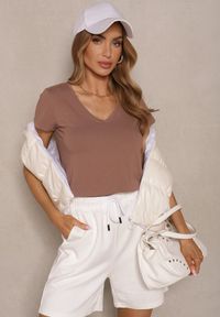 Renee - Jasnobrązowy Bawełniany T-shirt z Trójkątnym Dekoltem Linalitia. Okazja: na co dzień. Kolor: brązowy. Materiał: bawełna. Styl: casual #4