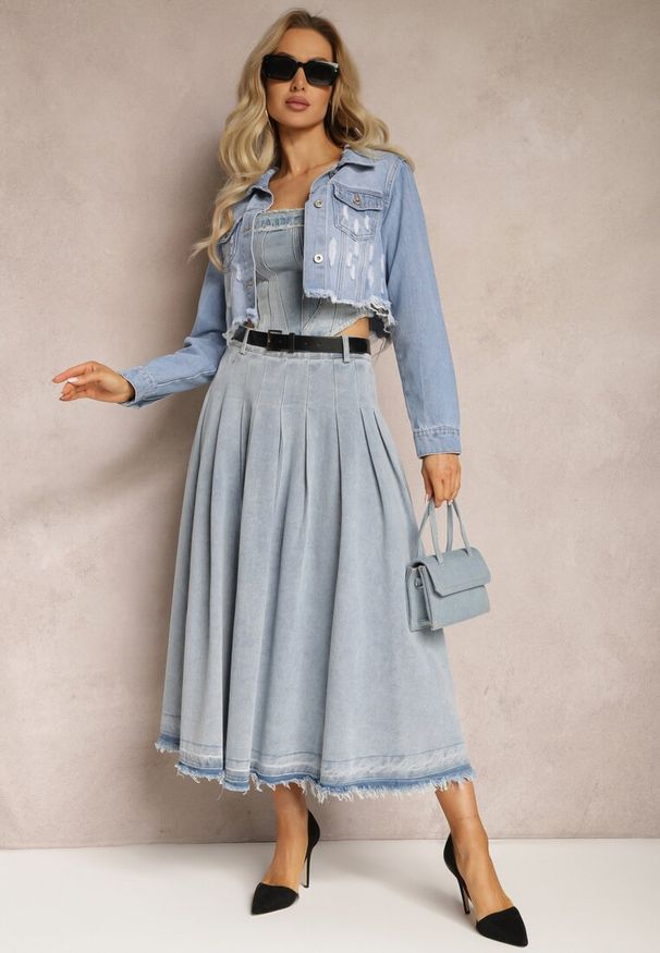 Renee - Jasnoniebieska Rozkloszowana Spódnica Jeansowa z Paskiem z Klamrą Varnie. Okazja: na uczelnię. Kolor: niebieski. Materiał: jeans