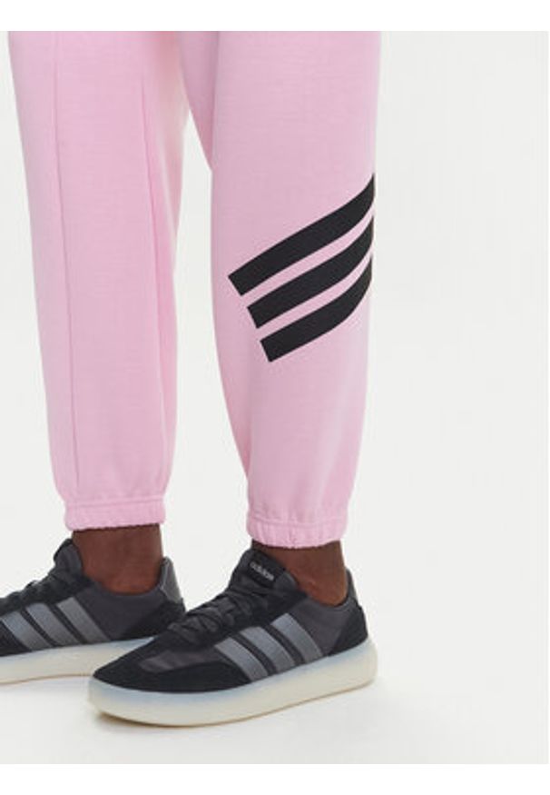 Adidas - adidas Spodnie dresowe Future Icons 3-Stripes JE0158 Różowy Regular Fit. Kolor: różowy. Materiał: bawełna
