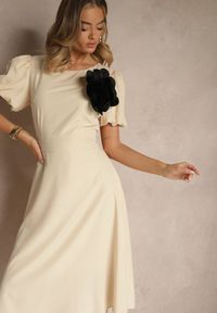 Renee - Beżowa Rozkloszowana Sukienka Vices Ozdobiona Odpinanym Kwiatem 3D Koleira. Okazja: na co dzień. Kolor: beżowy. Wzór: aplikacja, kwiaty. Styl: klasyczny, casual #3