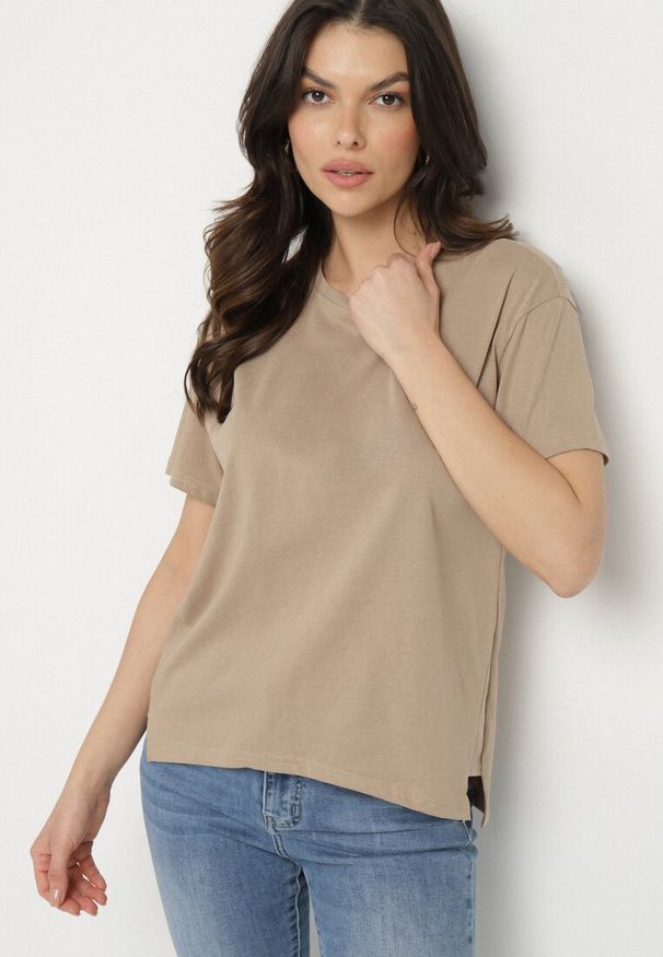 Born2be - Beżowy T-shirt z Asymetrycznym Tyłem i Ozdobnym Haftem Ninissara. Okazja: na spacer. Kolor: beżowy. Materiał: jeans. Wzór: haft. Styl: elegancki, klasyczny