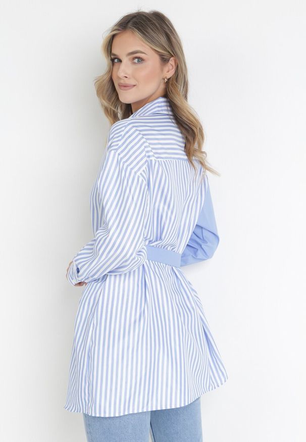 Born2be - Niebieska Asymetryczna Koszula z Materiałowym Paskiem z Klamrą Vodeis. Kolor: niebieski. Materiał: materiał