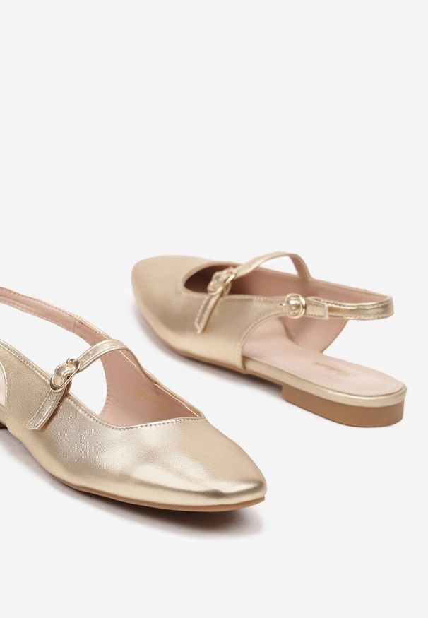 Born2be - Złote Sandały Płaskie z Ekoskóry z Dwoma Paskami Zapinane na Sprzączkę Castalea. Zapięcie: pasek. Kolor: złoty. Wzór: paski. Obcas: na obcasie. Styl: klasyczny. Wysokość obcasa: niski