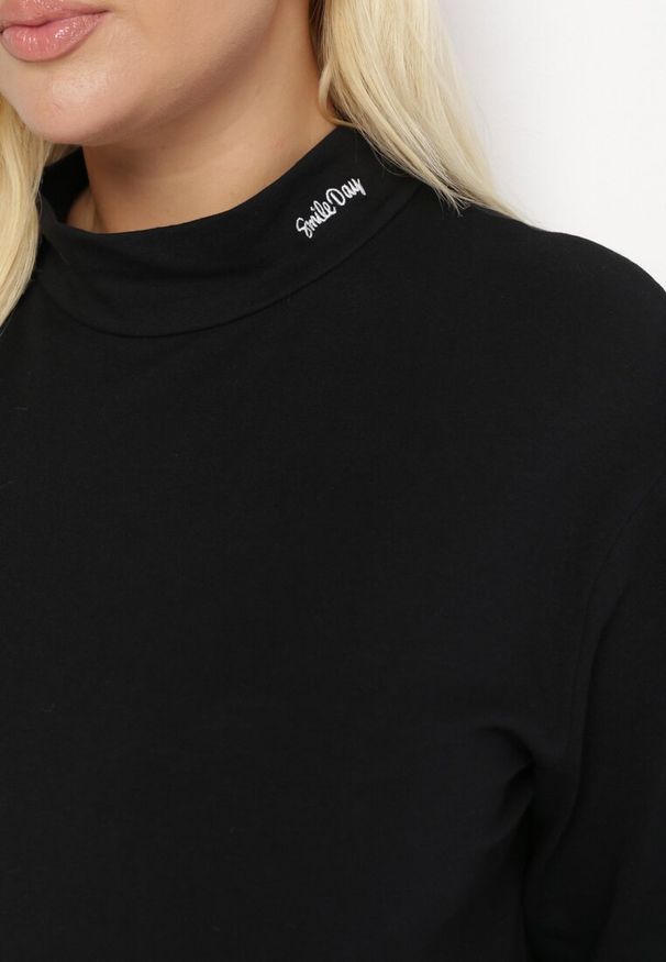 Born2be - Czarna Bluzka z Półgolfem Zdobionym Haftem Tameris. Kolekcja: plus size. Kolor: czarny. Materiał: bawełna, materiał, tkanina. Długość rękawa: długi rękaw. Długość: długie. Wzór: aplikacja, haft