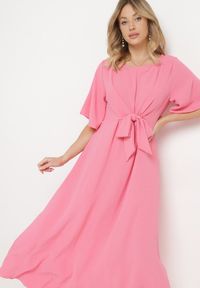 Born2be - Różowa Sukienka Maxi z Ozdobnym Wiązaniem i Gumką w Talii Myrcella. Kolor: różowy. Długość: maxi #3