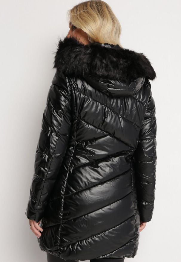 Born2be - Czarna Pikowana Kurtka przed Kolano z Kapturem i Futerkiem Salasa. Typ kołnierza: kaptur. Kolor: czarny. Materiał: futro. Długość: długie. Styl: elegancki