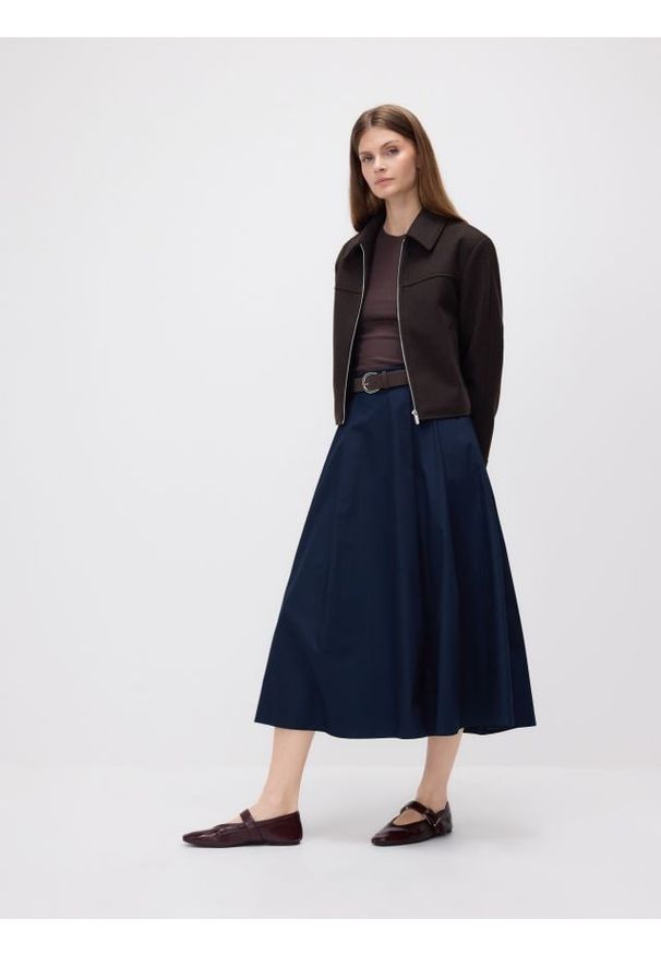 Reserved - Spódnica midi z paskiem - granatowy. Kolor: niebieski. Materiał: tkanina, bawełna