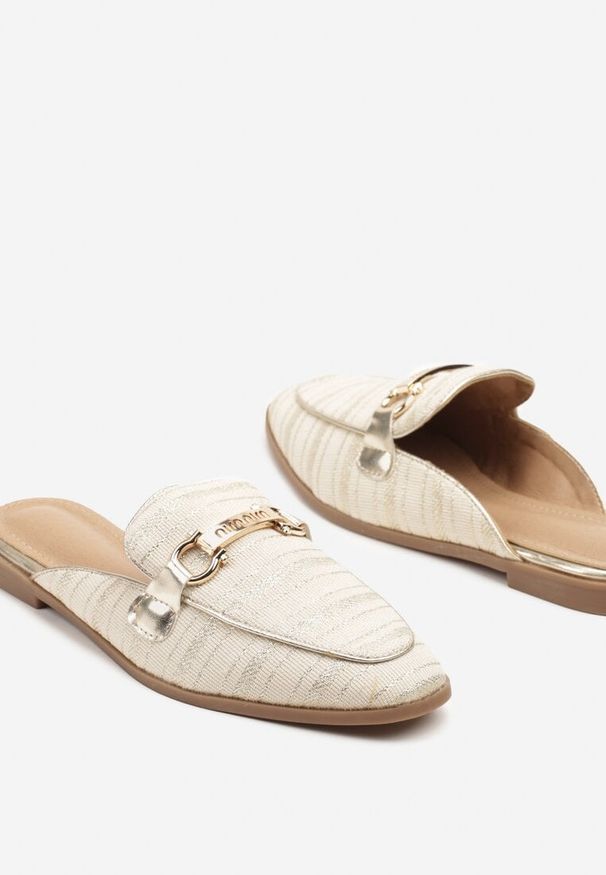 Born2be - Beżowo-Złote Klapki Mule Ozdobione Klamerką i Błyszczącą Nicią Tateris. Okazja: na co dzień. Kolor: beżowy. Materiał: jeans. Wzór: aplikacja. Sezon: lato. Obcas: na obcasie. Styl: elegancki, casual. Wysokość obcasa: niski
