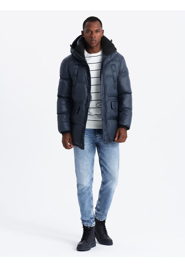 Ombre Clothing - Męska długa kurtka puffer z zapinanymi kieszeniami – granatowa V3 OM-JALJ-0186 - XL. Kolor: niebieski. Materiał: polar, poliester, syntetyk, nylon, materiał. Długość: długie. Wzór: aplikacja
