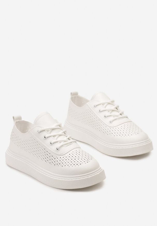 Renee - Białe Sneakersy na Grubej Podeszwie z Perforacją Nobera. Nosek buta: okrągły. Zapięcie: sznurówki. Kolor: biały. Materiał: materiał. Obcas: na obcasie. Wysokość obcasa: niski