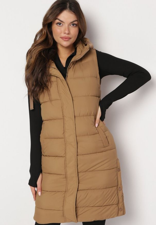 Born2be - Beżowa Długa Pikowana Kamizelka Zapinana na Napy i Suwak Ishtar. Kolor: beżowy. Długość: długie