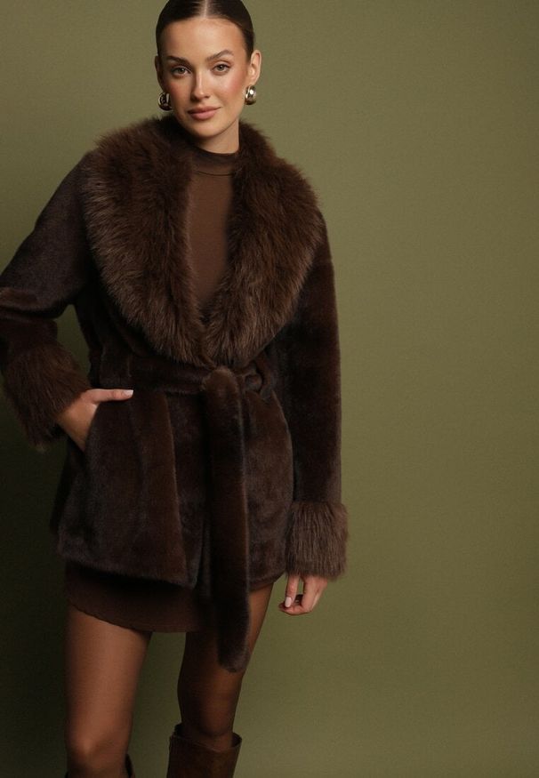 Born2be - Brązowa Kurtka Futerko z Wiązanym Paskiem Ozdobnymi Mankietami i Kołnierzem Coellame. Okazja: na co dzień. Kolor: brązowy. Materiał: futro. Styl: klasyczny, casual, elegancki