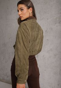Renee - Zielona Kurtka Utility Cropped z Imitacji Zamszu z Suwakami i Paskiem w Talii Gleania. Kolor: beżowy. Materiał: zamsz. Wzór: aplikacja. Styl: rockowy #7