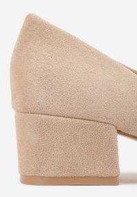 Renee - Ciemnobeżowe Czółenka na Słupku ze Skórzaną Wkładką Savirae. Okazja: na co dzień. Kolor: beżowy. Materiał: skóra. Obcas: na słupku. Styl: casual, elegancki, klasyczny. Wysokość obcasa: niski #3