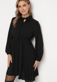 Born2be - Czarna Plisowana Sukienka z Ozdobnym Wiązaniem i Gumką w Talii Melondria. Okazja: na spotkanie biznesowe, na imprezę. Kolor: czarny. Długość rękawa: długi rękaw. Sezon: lato. Styl: biznesowy #1