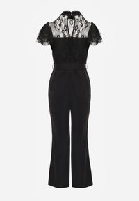 Renee - Czarny Koronkowy Kombinezon VICES na Krótki Rękaw z Nogawkami Typu Flare Blitze. Kolor: czarny. Materiał: koronka. Długość rękawa: krótki rękaw. Długość: krótkie. Wzór: koronka. Styl: elegancki #7