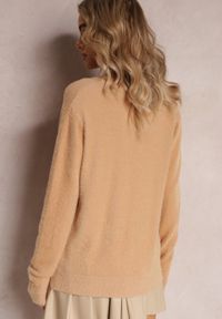 Renee - Beżowy Sweter z Puchatego Materiału Wykończony Ściągaczami Delicone. Kolor: beżowy. Materiał: materiał #3