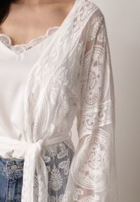 Born2be - Biały Kardigan Ażurowa Narzutka z Materiałowym Paskiem Arisstea. Okazja: na co dzień. Kolor: biały. Materiał: materiał. Długość rękawa: długi rękaw. Długość: długie. Wzór: ażurowy. Styl: casual #2