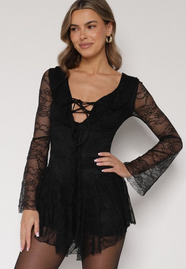 Born2be - Czarna Koronkowa Sukienka Wieczorowa z Wiązaniem przy Dekolcie Ferolena. Okazja: na imprezę. Kolor: czarny. Materiał: koronka. Styl: wizytowy