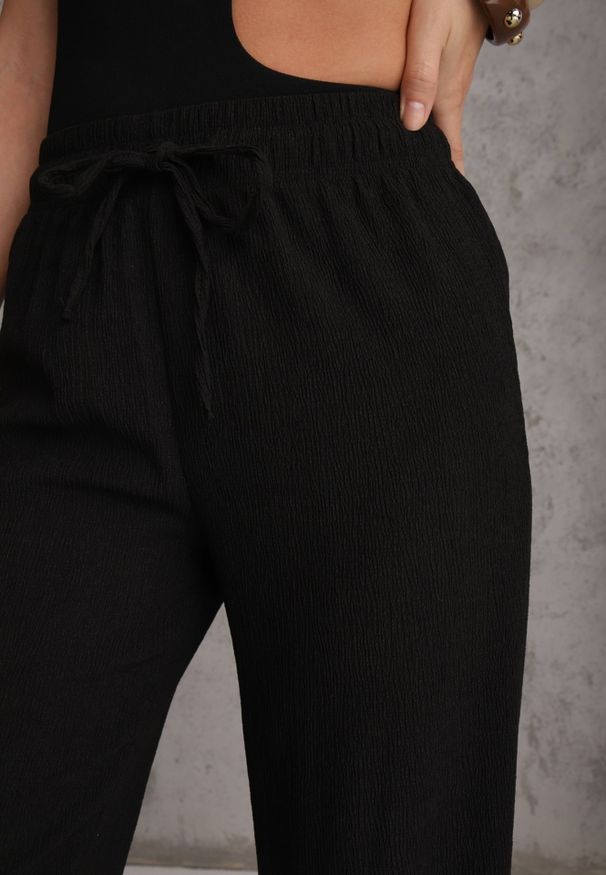 Renee - Czarne Teksturowane Spodnie Wide Leg z Wiązaniem w Talii Pirethei. Kolor: czarny. Materiał: materiał. Styl: elegancki
