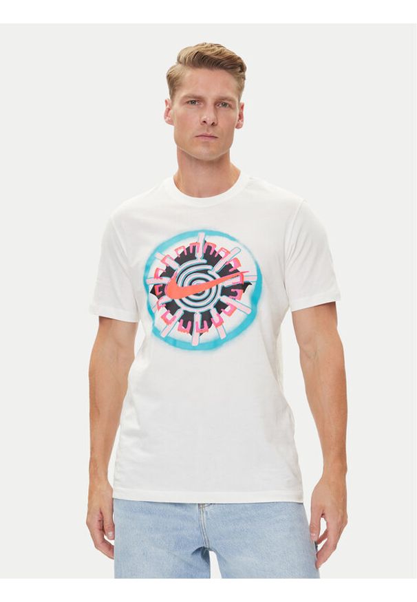 Nike T-Shirt HJ0790 Biały Regular Fit. Kolor: biały. Materiał: bawełna