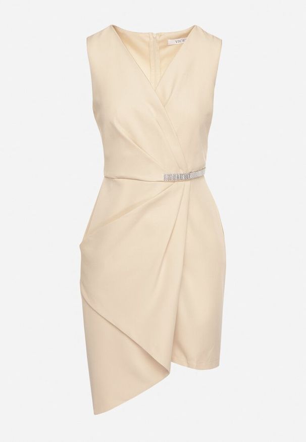 Born2be - Beżowa Sukienka Vices Dopasowana Asymetryczna z Błyszczącą Wstawką Tolivena. Okazja: na co dzień. Typ kołnierza: dekolt w kształcie V. Kolor: beżowy. Materiał: materiał. Wzór: aplikacja. Typ sukienki: asymetryczne. Styl: casual, elegancki