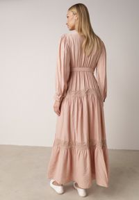 Born2be - Jasnoróżowa Rozkloszowana Sukienka z Wiskozy z Wiązanym Paskiem i Koronką Reivoria. Okazja: na spacer, na co dzień. Typ kołnierza: dekolt w kształcie V. Kolor: różowy. Materiał: wiskoza, koronka. Długość rękawa: długi rękaw. Wzór: koronka. Styl: casual, klasyczny #8
