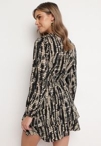 Born2be - Czarna Kopertowa Sukienka Mini Print Imitujący Skórę Węża Sandilla. Typ kołnierza: dekolt kopertowy. Kolor: czarny. Materiał: skóra. Wzór: nadruk. Typ sukienki: kopertowe. Długość: mini #4
