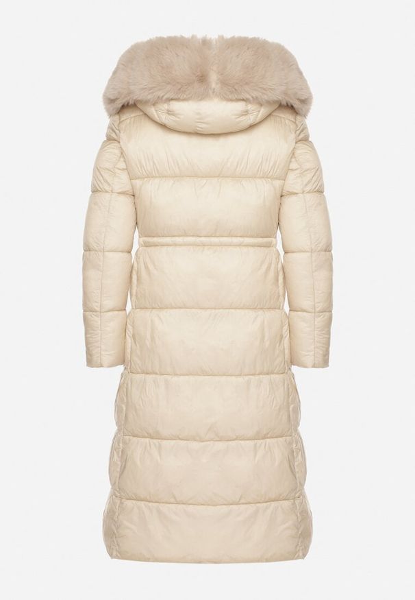 Born2be - Beżowa Długa Kurtka Puchowa z Pikowanymi Przeszyciami i Kapturem z Futrem Zevea. Okazja: na co dzień, na spacer. Kolor: beżowy. Materiał: futro, puch. Długość: długie. Styl: casual, elegancki