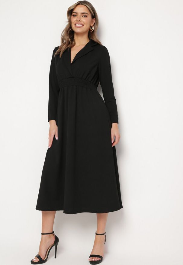 Born2be - Czarna Rozkloszowana Sukienka Midi z Kopertową Górą i Gumką w Pasie Ametis. Kolor: czarny. Typ sukienki: kopertowe. Długość: midi