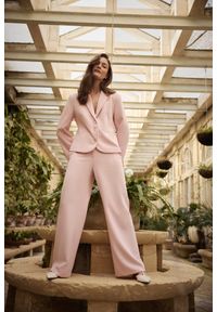 MOODO - Garniturowe spodnie różowe. Kolor: różowy. Materiał: wiskoza, elastan, poliester #1