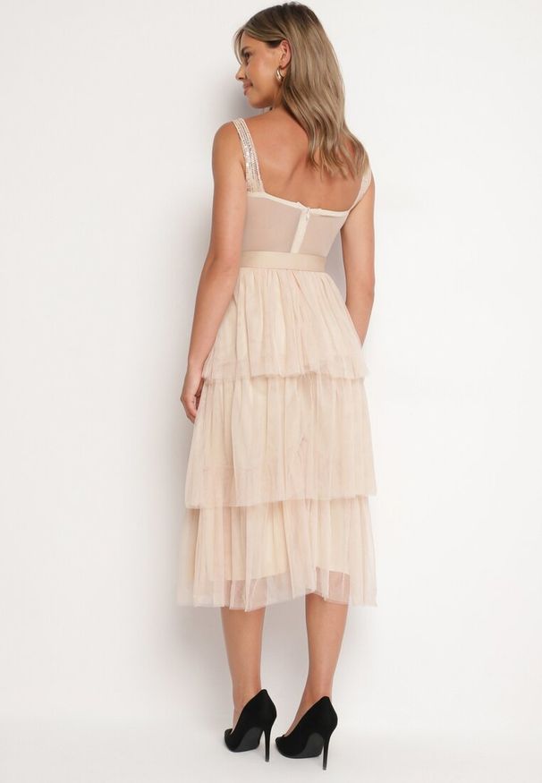 Born2be - Beżowa Sukienka Koktajlowa z Gorsetową Górą Falbanami Cekinami i Kokardą Loralina. Typ kołnierza: dekolt gorset, kokarda. Kolor: beżowy. Długość rękawa: na ramiączkach. Wzór: aplikacja. Typ sukienki: gorsetowe. Styl: wizytowy