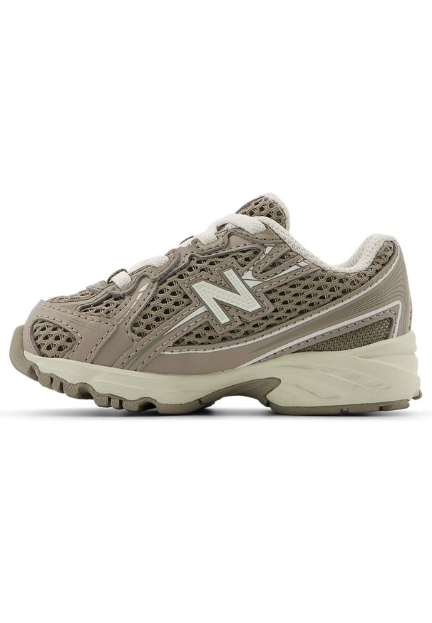 Buty niemowlęce New Balance IZ740SA – brązowe. Kolor: brązowy. Materiał: materiał, syntetyk. Szerokość cholewki: normalna. Sezon: lato