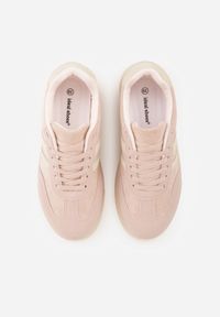 Born2be - Różowe Sneakersy na Kauczukowej Grubej Podeszwie z Paskami po Bokach Ninlili. Okazja: na co dzień. Zapięcie: pasek. Kolor: różowy. Materiał: kauczuk #9