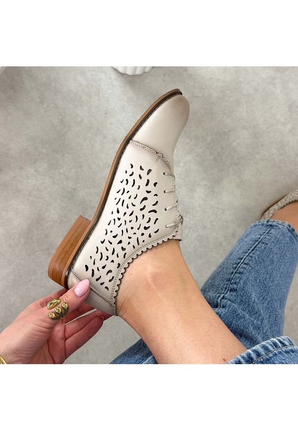 Beżowe ażurowe skórzane półbuty damskie Cambell 19386. Okazja: na co dzień. Nosek buta: okrągły. Kolor: beżowy. Szerokość cholewki: normalna. Wzór: ażurowy. Materiał: skóra. Sezon: wiosna, lato. Obcas: na obcasie. Styl: elegancki, klasyczny, casual