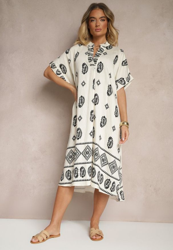 Renee - Czarno-Kremowa Sukienka z Wiskozy w Stylu Boho o Pudełkowym Kroju z Rozcięciami Virbia. Okazja: na co dzień. Typ kołnierza: dekolt w serek. Kolor: czarny. Materiał: wiskoza. Długość rękawa: krótki rękaw. Styl: boho