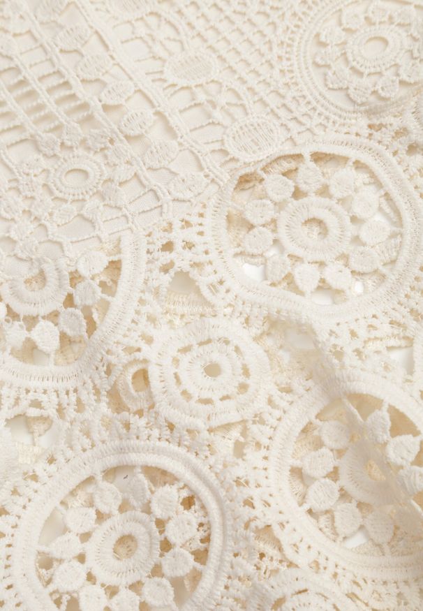 Born2be - Beżowa Sukienka Adene. Kolor: beżowy. Materiał: koronka. Długość rękawa: na ramiączkach. Wzór: ażurowy. Długość: midi