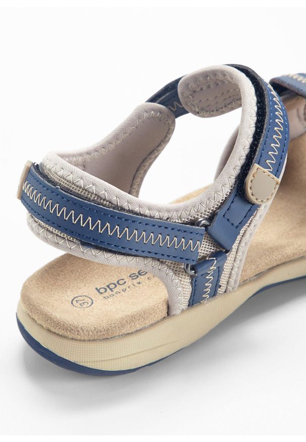 bonprix - Sandały trekkingowe z profilowaną podeszwą. Zapięcie: rzepy. Kolor: niebieski. Styl: sportowy