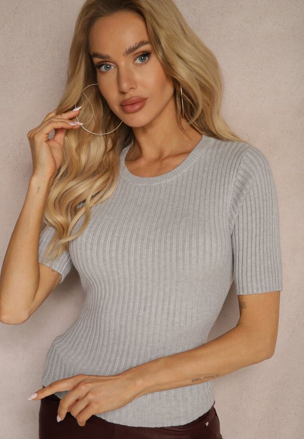 Renee - Szara Casualowa Bluzka z Dodatkiem Bawełny i Wiskozy z Prążkowanego Materiału Meristelle. Okazja: na co dzień. Kolor: szary. Materiał: bawełna, materiał, wiskoza, prążkowany. Długość rękawa: krótki rękaw. Długość: krótkie. Styl: casual