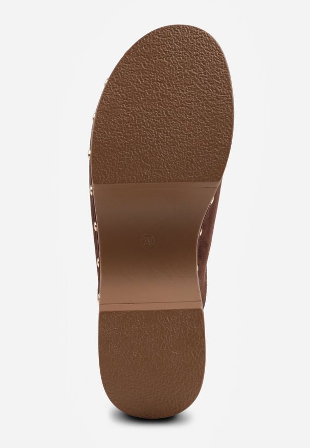 Born2be - Brązowe Klapki Drewniaki w Stylu Mokasynów z Nitami Hanaria. Okazja: na co dzień. Kolor: brązowy. Materiał: jeans, koronka. Wzór: aplikacja. Styl: casual, elegancki