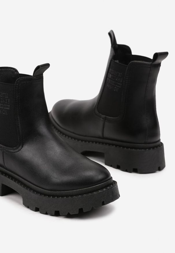 Born2be - Czarne Botki Sztyblety na Grubej Podeszwie z Elastycznymi Wstawkami Nalleti. Okazja: na co dzień. Kolor: czarny. Materiał: skóra, jeans. Wzór: aplikacja. Obcas: na obcasie. Styl: elegancki, casual, rockowy. Wysokość obcasa: średni