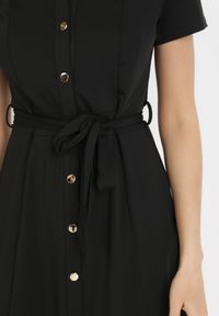 Born2be - Czarna Sukienka o Koszulowym Fasonie Wiązana w Talii Ophieithe. Okazja: na co dzień. Kolor: czarny. Materiał: materiał, dzianina. Długość rękawa: krótki rękaw. Typ sukienki: koszulowe. Styl: casual. Długość: midi #3