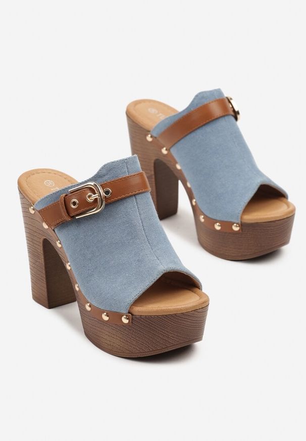 Born2be - Niebieskie Klapki na Platformie i Obcasie Ozdobione Paskiem i Nitami Aludelle. Okazja: na co dzień. Kolor: niebieski. Materiał: jeans. Wzór: aplikacja. Obcas: na obcasie. Styl: rockowy, elegancki, casual. Wysokość obcasa: średni