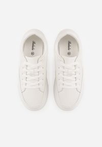 Renee - Białe Sneakersy na Tłoczonej Platformie Zeaninia. Okazja: na co dzień. Kolor: biały. Materiał: jeans. Obcas: na platformie #8