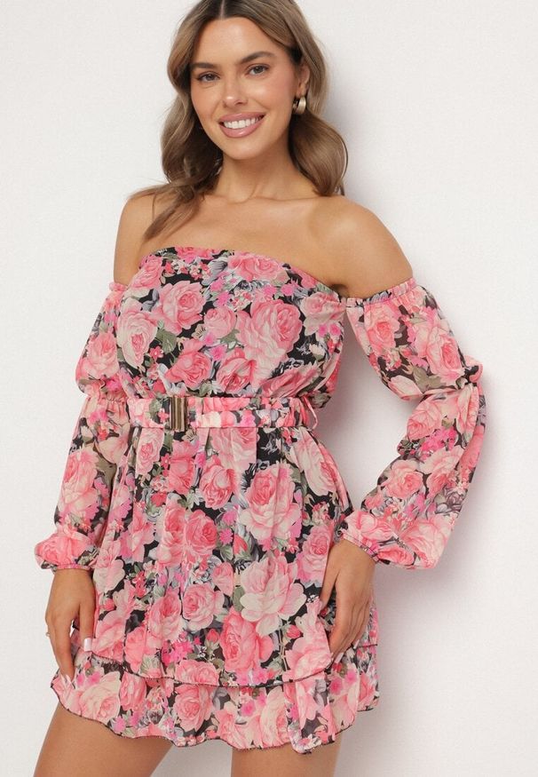 Born2be - Czarna Wiskozowa Sukienka Hiszpanka z Falbanami i Paskiem w Kwiaty Virmoi. Okazja: na co dzień, na spacer. Typ kołnierza: dekolt hiszpanka. Kolor: czarny. Materiał: wiskoza. Wzór: kwiaty. Typ sukienki: proste. Styl: casual