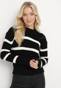 Born2be - Czarny Sweter z Grubej Włóczki z Kontrastującymi Paskami Kilia. Kolor: czarny. Materiał: dzianina. Długość rękawa: długi rękaw. Długość: długie. Wzór: aplikacja