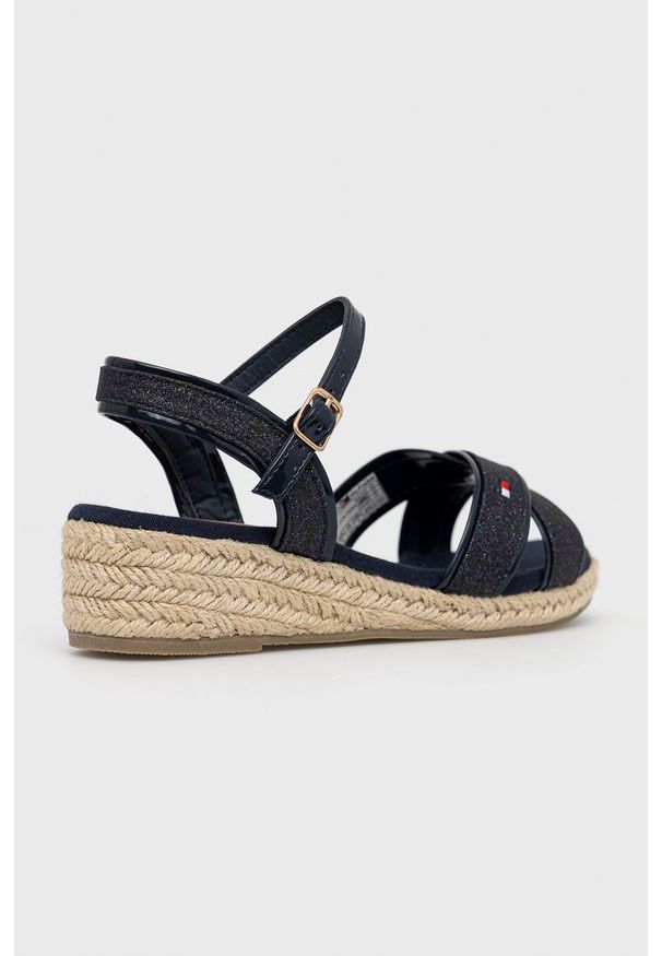 TOMMY HILFIGER - Tommy Hilfiger sandały dziecięce kolor granatowy. Zapięcie: klamry. Kolor: niebieski. Materiał: guma, materiał. Obcas: na koturnie