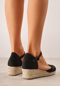 Born2be - Czarno-Beżowe Sandały Callolea. Nosek buta: okrągły. Zapięcie: sprzączka. Kolor: czarny. Materiał: materiał. Wzór: aplikacja. Sezon: wiosna, lato. Obcas: na koturnie #9